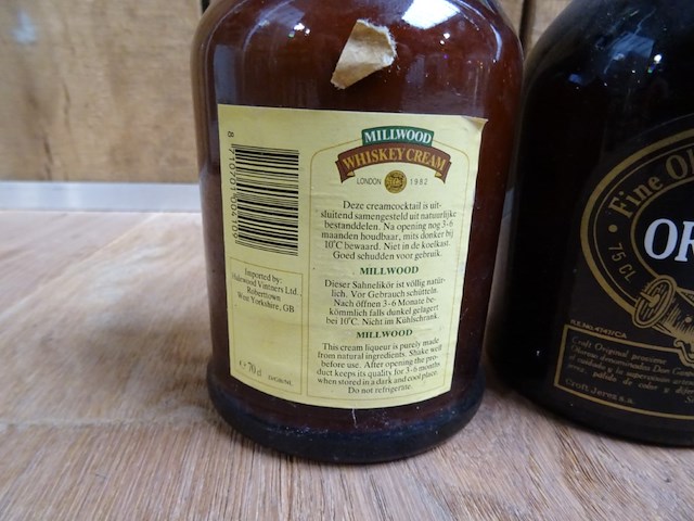 2 diverse flessen alcoholische drank - afbeelding 3 van  3