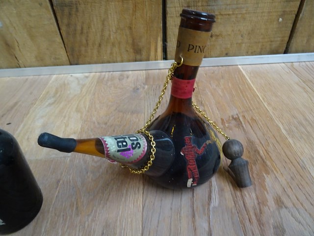 2 diverse flessen alcoholische drank - afbeelding 4 van  4