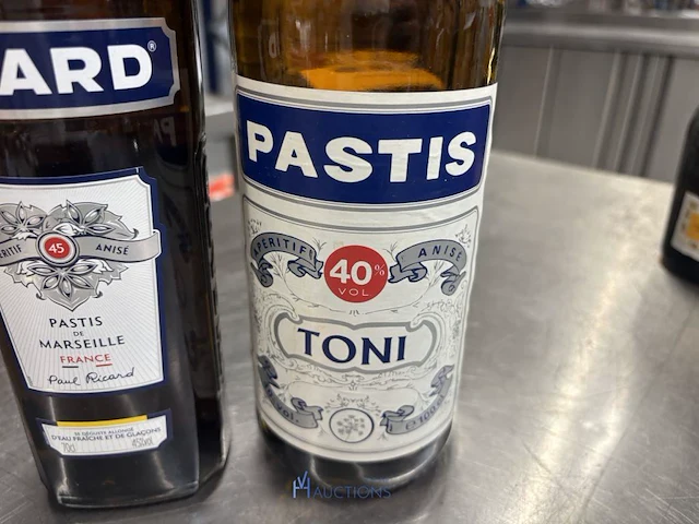 2 diverse flessen pastis - afbeelding 2 van  5