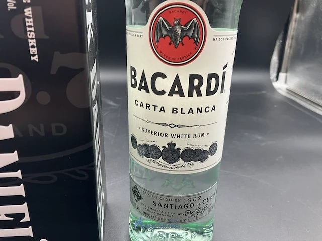 2 diverse geestrijke dranken bacardi en jack daniels - afbeelding 2 van  3