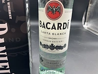 2 diverse geestrijke dranken bacardi en jack daniels - afbeelding 2 van  3