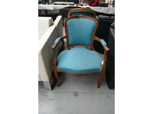 2 diverse louis xv-stijl fauteuil's - afbeelding 1 van  4