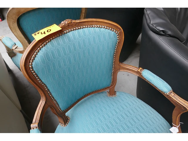 2 diverse louis xv-stijl fauteuil's - afbeelding 2 van  4