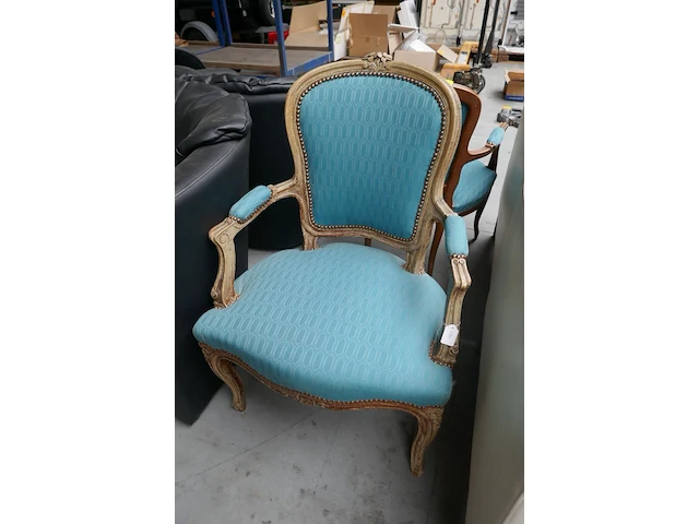 2 diverse louis xv-stijl fauteuil's - afbeelding 3 van  4