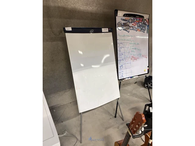 2 diverse whiteboards op 3-pikkelstatief waaronder fabr nobo - afbeelding 2 van  6
