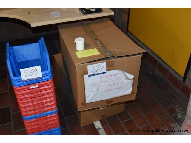 2 dozen inhoudend plastik potjes - afbeelding 1 van  1