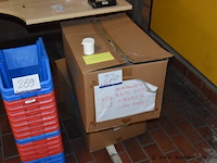 2 dozen inhoudend plastik potjes - afbeelding 1 van  1