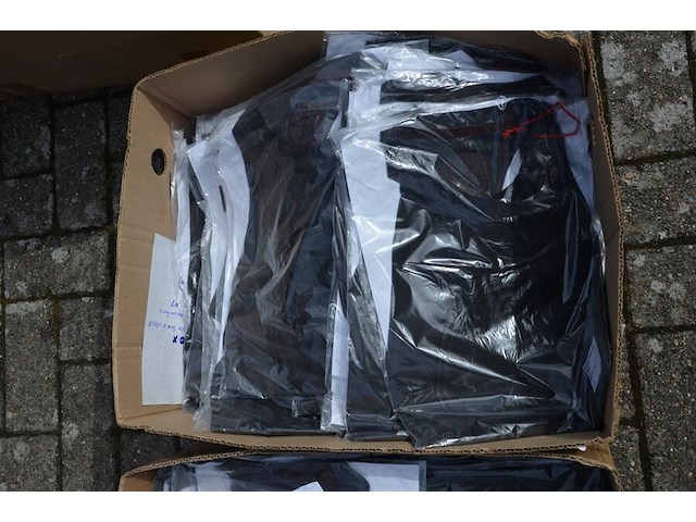 2 dozen met ca. 100 stuks mouwloze t-shirts zwart maat m (nieuw) - afbeelding 2 van  7