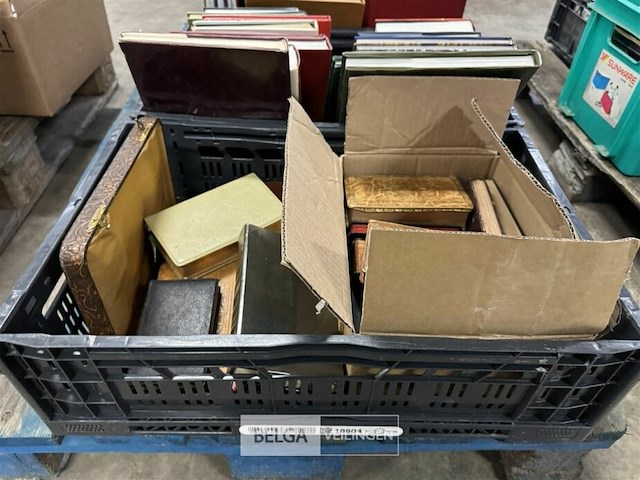 2 dozen met kerkboeken & missaals - afbeelding 5 van  5