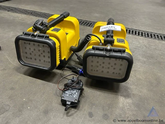 2 draagbare verlichtingssystemen peli 9430 rals, inclusief lader. werking niet gekend. - afbeelding 1 van  4