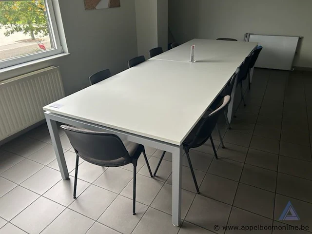 2 eettafels plus 10 stoelen - afbeelding 1 van  1
