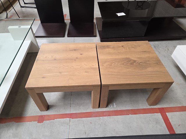 2 eikenhouten bijzettafeltjes - afbeelding 1 van  3