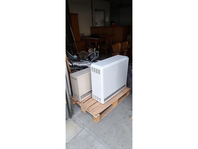2 elektrische accumulatieradiatoren, werkend - afbeelding 1 van  2