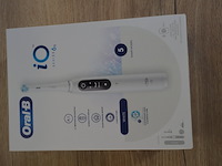 2 elektrische tandenborstels braun oral b io series 6s white (b435) - afbeelding 3 van  5