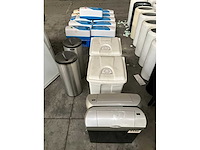 2 elis hygiëne vuilbakken en 11 papierdispensers