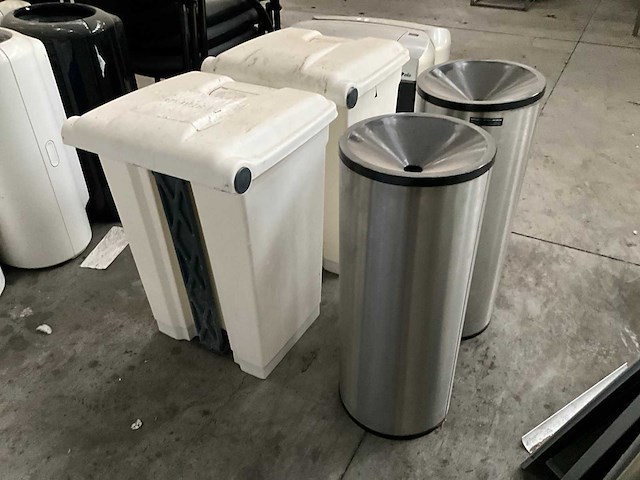2 elis hygiëne vuilbakken en 11 papierdispensers - afbeelding 2 van  3
