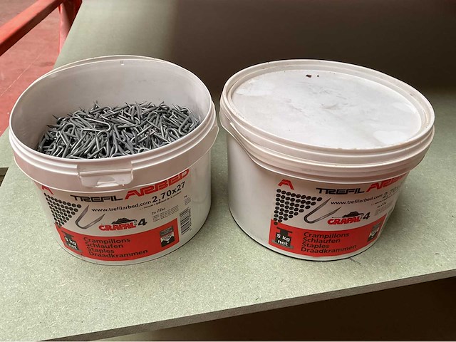 2 emmers met krammen - afbeelding 1 van  2