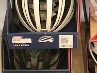 2 fietshelmen abus aventor s en mountk m - afbeelding 1 van  2