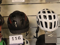 2 fietshelmen - afbeelding 1 van  1