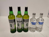 2 flessen absolut vodka 40,00% 70cl, 3 flessen whisky william lawsons 40,00% 70cl - afbeelding 1 van  4