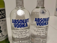 2 flessen absolut vodka 40,00% 70cl, 3 flessen whisky william lawsons 40,00% 70cl - afbeelding 3 van  4