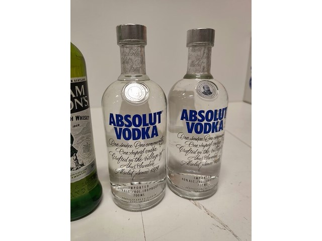 2 flessen absolut vodka 70cl, 3 flessen whisky william lawsons 70cl - afbeelding 3 van  4