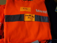 2 fluosweaters met kap - maat xl - afbeelding 1 van  1