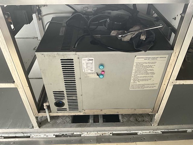 2 foodcontainer inclusief 1 aanhangwagen tack - afbeelding 7 van  7