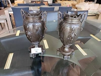 2 gepatineerde metalen vazen