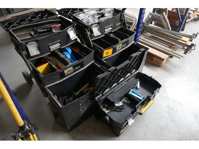 2 gereedschapswagens en koffer + werkgereedschap - afbeelding 1 van  4