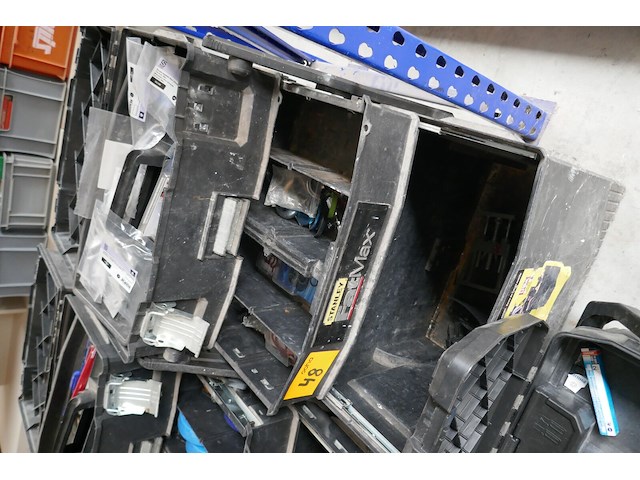 2 gereedschapswagens en koffer + werkgereedschap - afbeelding 2 van  4