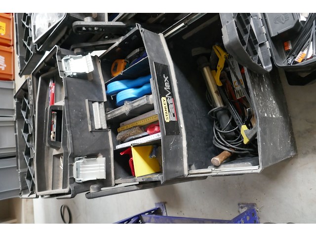 2 gereedschapswagens en koffer + werkgereedschap - afbeelding 3 van  4