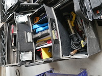 2 gereedschapswagens en koffer + werkgereedschap - afbeelding 3 van  4