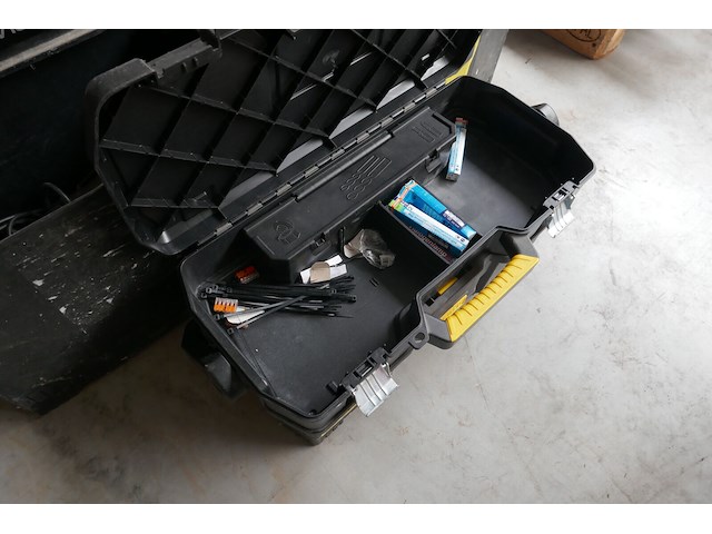 2 gereedschapswagens en koffer + werkgereedschap - afbeelding 4 van  4