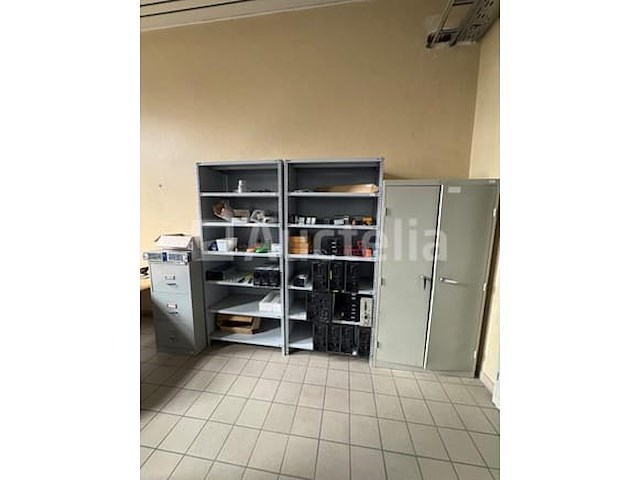 2 gesloten metalen planken - afbeelding 1 van  8