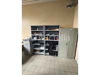 2 gesloten metalen planken