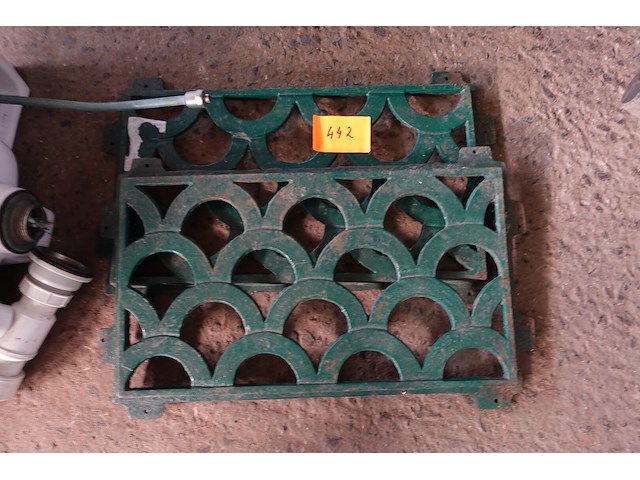 2 gietijzeren roosters - afbeelding 1 van  2