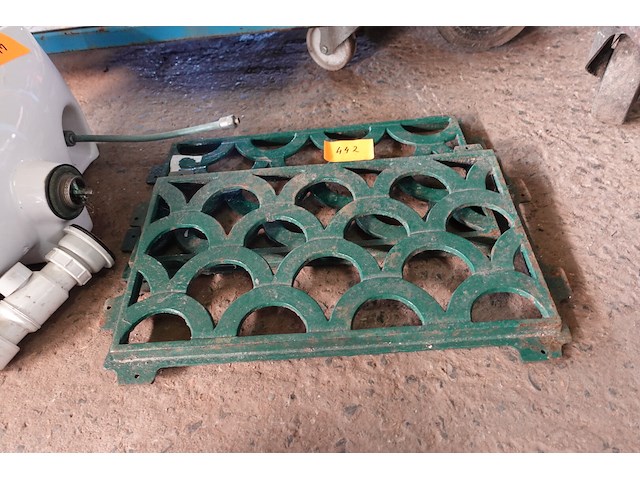 2 gietijzeren roosters - afbeelding 2 van  2