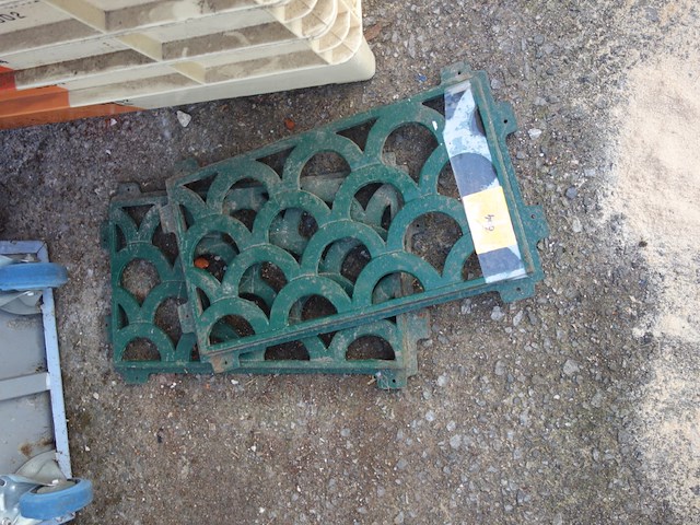 2 gietijzern roosters - afbeelding 1 van  1