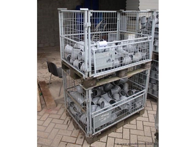 2 gitterboxen inhoudend diverse pvc koppelstukken - afbeelding 1 van  1