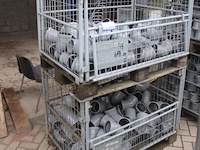 2 gitterboxen inhoudend diverse pvc koppelstukken - afbeelding 1 van  1