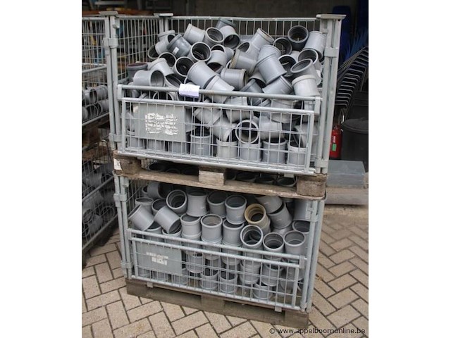 2 gitterboxen inhoudend diverse pvc koppelstukken - afbeelding 1 van  1