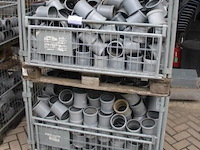 2 gitterboxen inhoudend diverse pvc koppelstukken - afbeelding 1 van  1