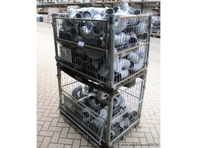 2 gitterboxen inhoudend diverse pvc koppelstukken - afbeelding 1 van  1