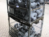 2 gitterboxen inhoudend diverse pvc koppelstukken - afbeelding 1 van  1