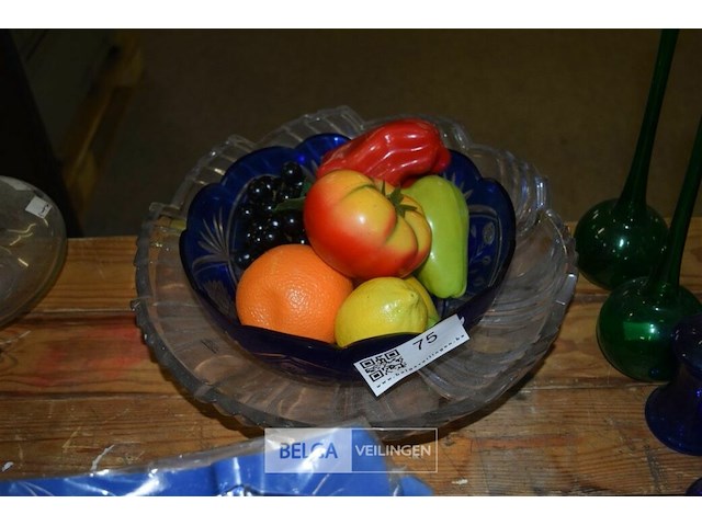 2 glazen kommen met plastiek fruit - afbeelding 1 van  3