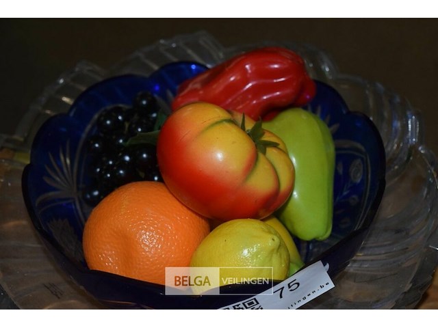 2 glazen kommen met plastiek fruit - afbeelding 2 van  3