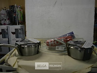 2 glazen ovenschotels en 2 thermokannen en 2 pannetjes