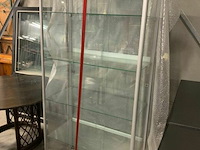 2 glazen vitrinekasten