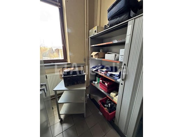 2 grijze kasten, 2 gordijndeuren. - afbeelding 1 van  2